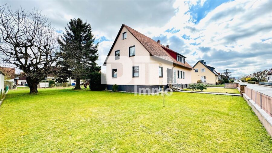 Schönes 1 - 2 Familienhaus mit riesigem Grundstück, Doppelgarage und umfangreichen Nutzflächen - Großer Gartenbereich